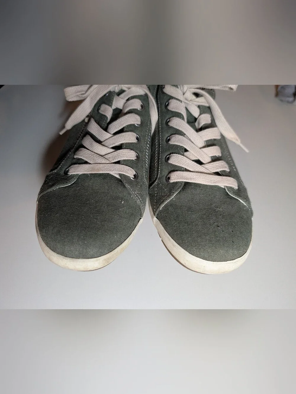 Taos Woman's Size 10.5 Casual Star Olive Green Canvas Sneakers